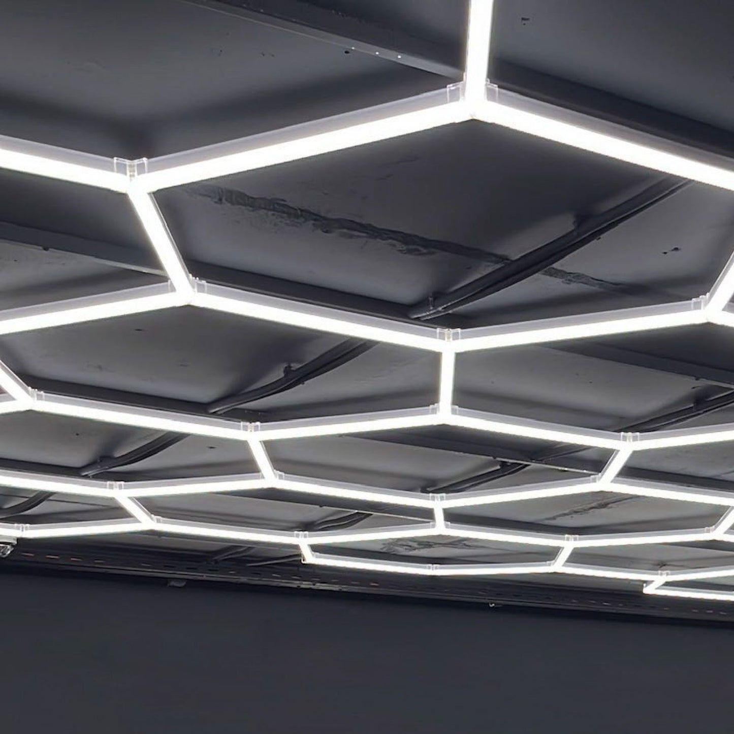 KIT SUSPENDIDO HEXAGONAL LED 610W 67,100LM 40K LUZ NEUTRA TL APP HP-LED-KIT