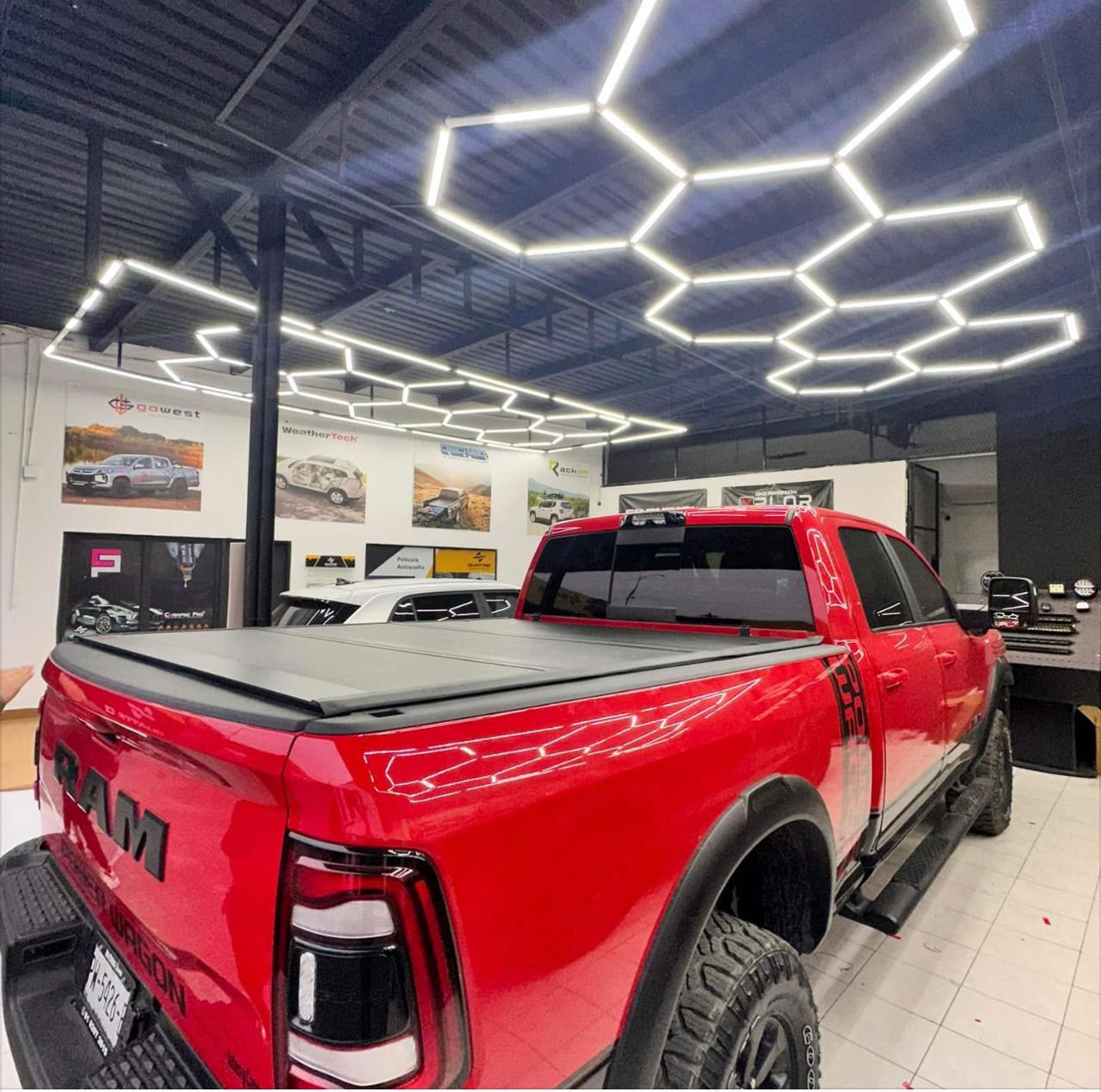 KIT SUSPENDIDO HEXAGONAL LED 610W 67,100LM 40K LUZ NEUTRA TL APP HP-LED-KIT